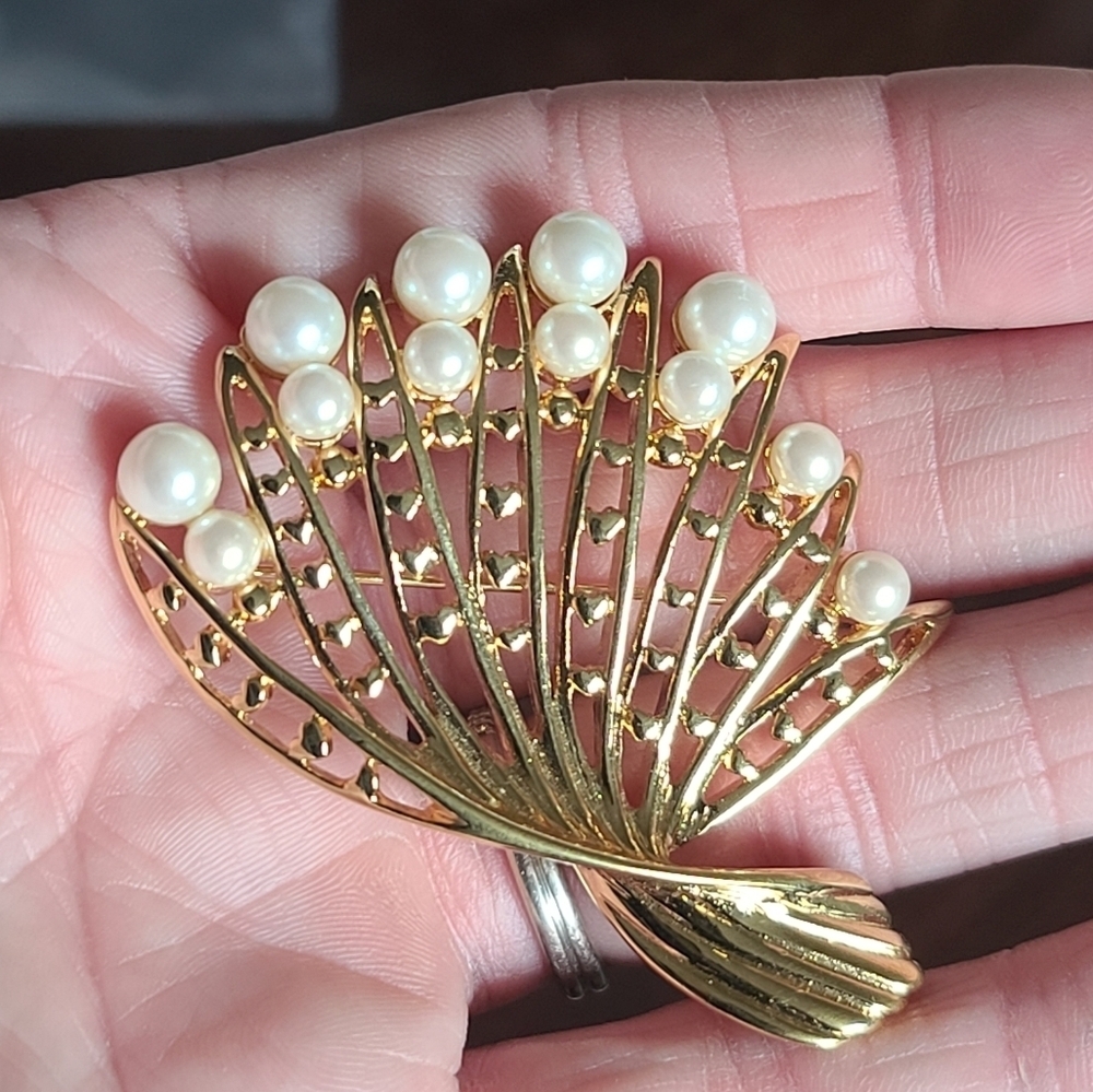 Vintage gold tone fan shaped pearl brooch - Picture 3 of 6